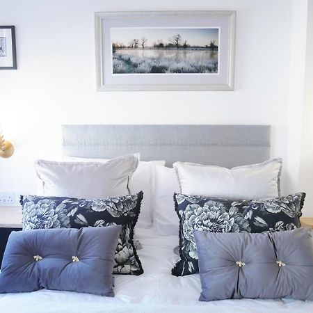 One Bedroom Luxury Ground Floor Apartment With Parking In Heart Holt Holt  Exteriör bild