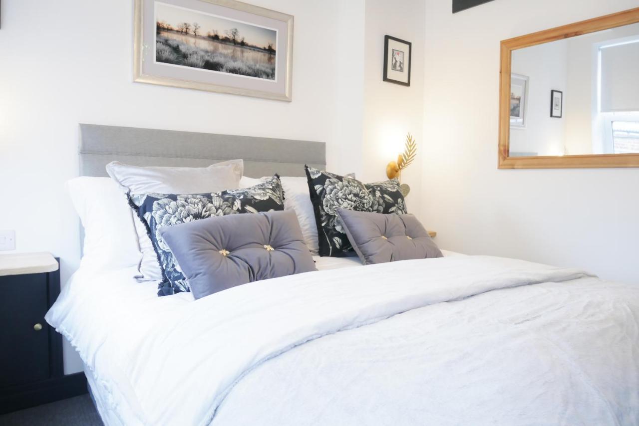 One Bedroom Luxury Ground Floor Apartment With Parking In Heart Holt Holt  Exteriör bild