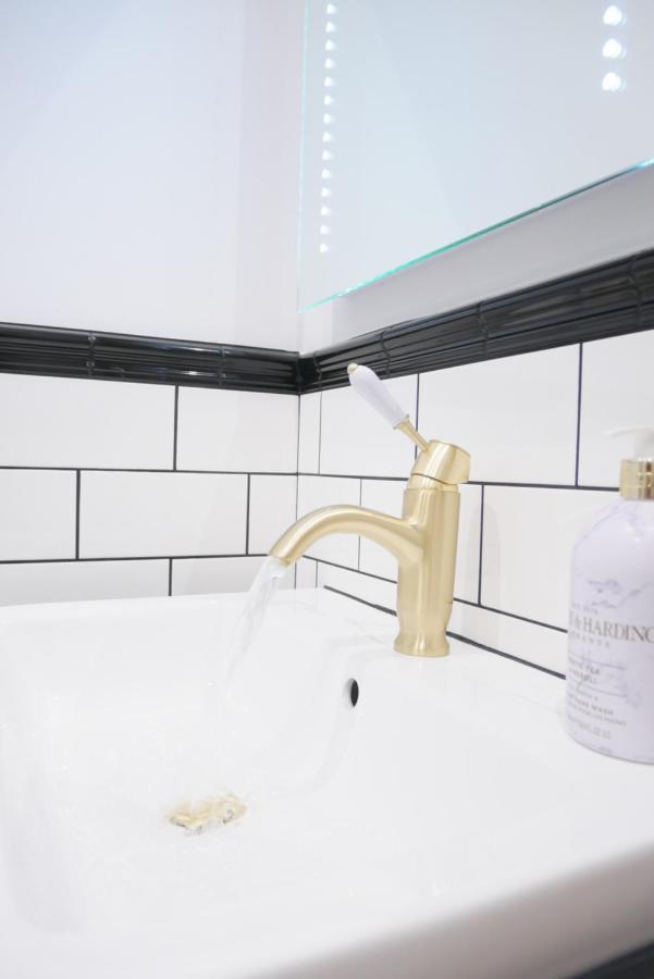 One Bedroom Luxury Ground Floor Apartment With Parking In Heart Holt Holt  Exteriör bild